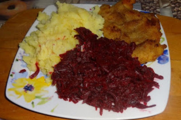 Kotlet pożarski, ziemniaki, buraczki