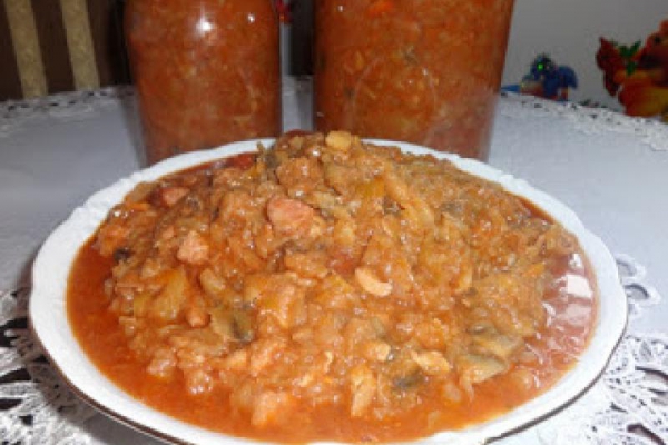 Bigos ze słodkiej i kiszonej kapusty.