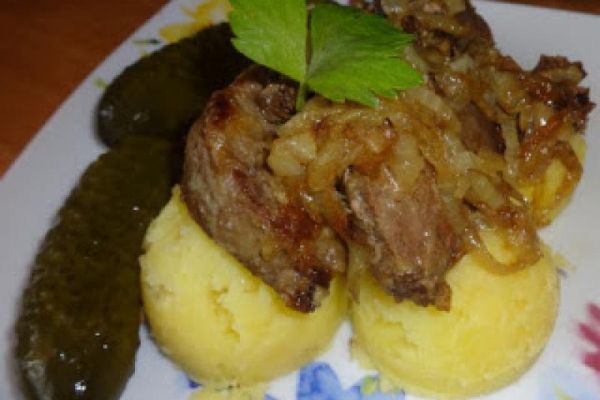 Wątróbka wieprzowa, ziemniaki, ogórek.