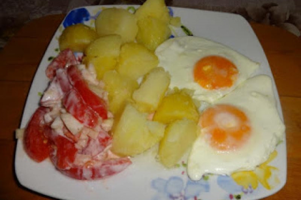 Jajka sadzone, młode ziemniaki i mizeria z pomidora.