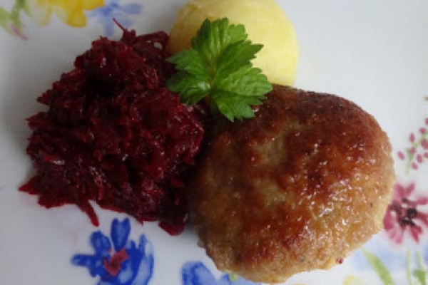 Kotlet mielony, ziemniaki i buraczki.