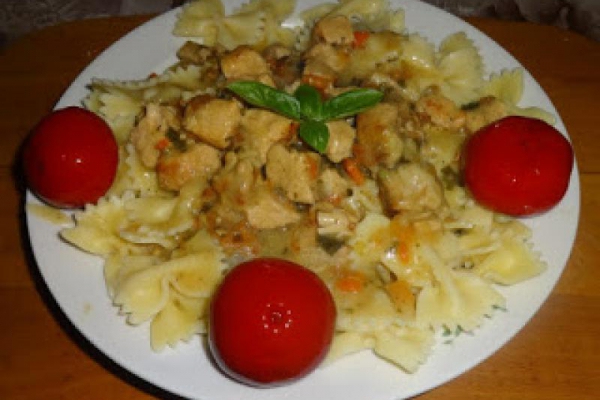 Makaron Farfalle z sosem wieprzowym.