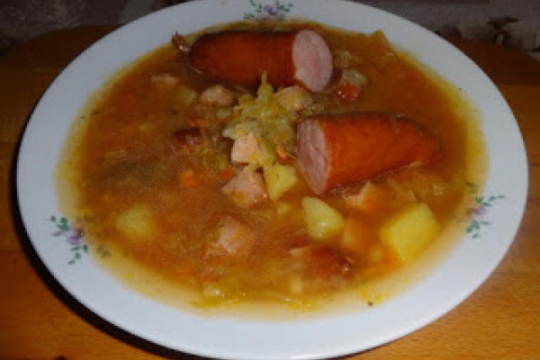 Kapuśniak z kiszonej kapusty na kiełbasie.