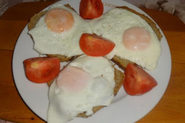Kanapki z sadzonym jajkiem i pomidorem.