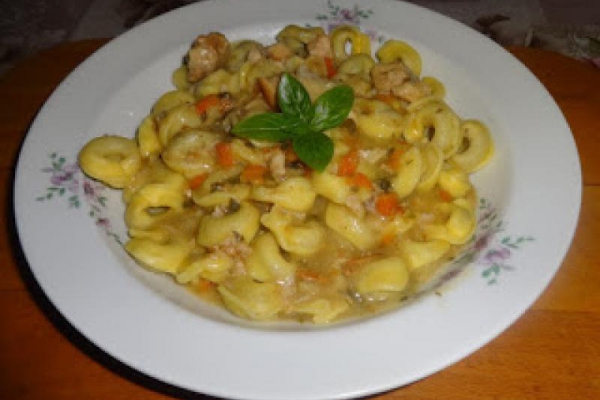 Tortellini z grzybami i sosem.