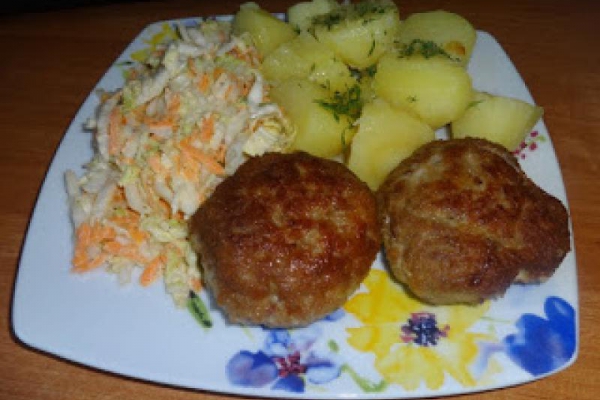 Kotlety mielone, ziemniaki, surówka.