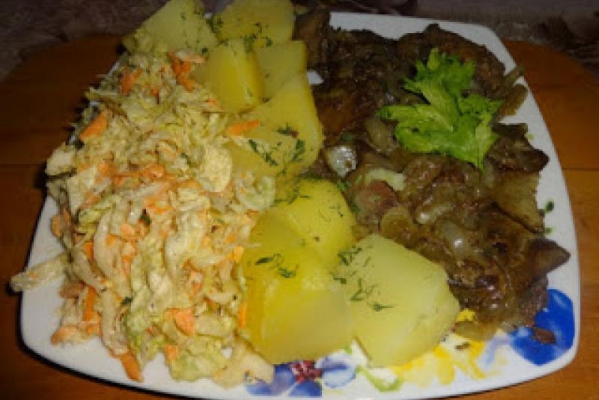Kacze wątróbki, ziemniaki, surówka.
