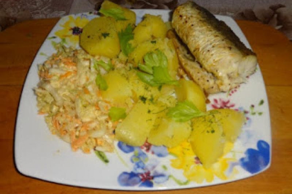 Morszczuk smażony, ziemniaki, surówka