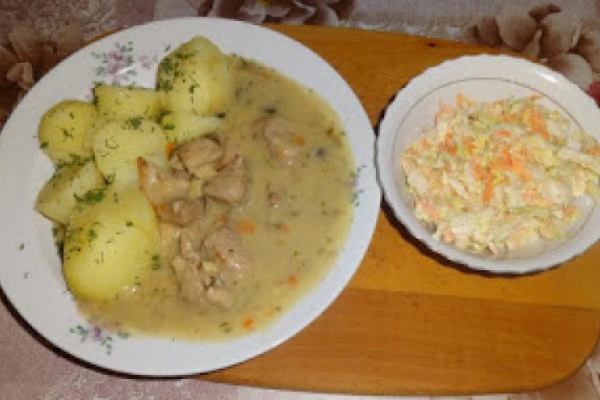 Sos z łopatki, młode ziemniaki, surówka.