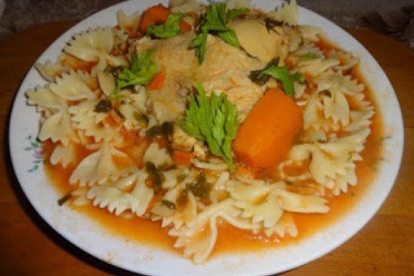 Zupa pomidorowa z kokardkami.
