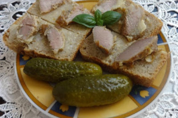 Kanapki z duszonką i korniszonem.