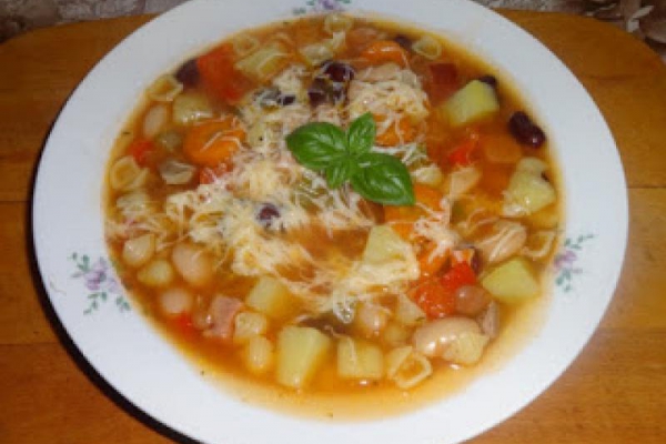 Zupa minestrone z fasolą i makaronem.