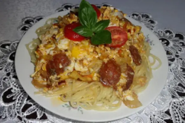 Makaron Spaghetti z jajecznicą i kiełbasą chorizo.