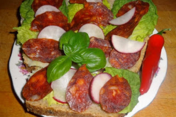 Kanapki z sałatą, kiełbasą chorizo i rzodkiewką.