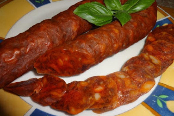 Hiszpańska kiełbasa chorizo, bardzo ostra.