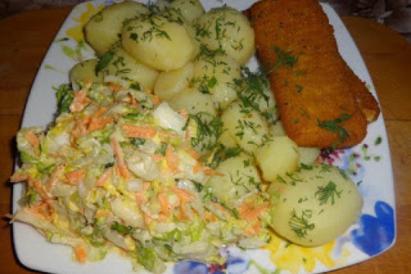 Filet z dorsza, ziemniaki, surówka.
