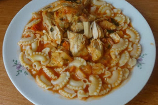Zupa pomidorowa z makaronem.