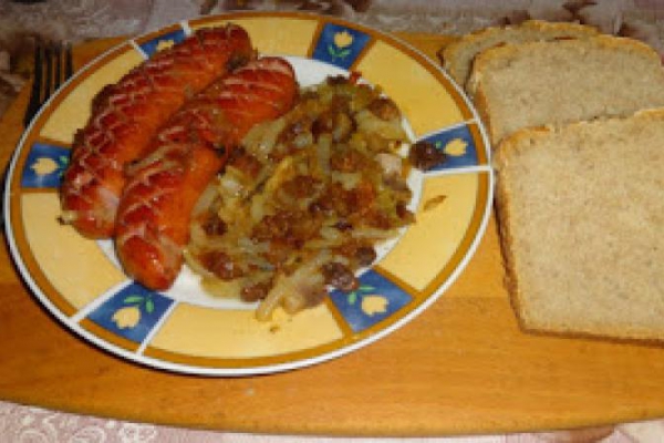 Smażona kiełbasa śląska z cebulą i skwarkami.