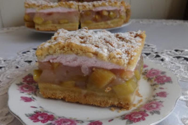 Ciasto z rabarbarem na kruchym cieście z pianką.