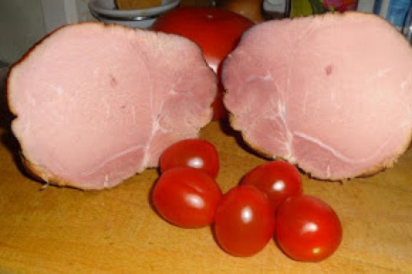 Szynka wieprzowa, parzona, wędzona.