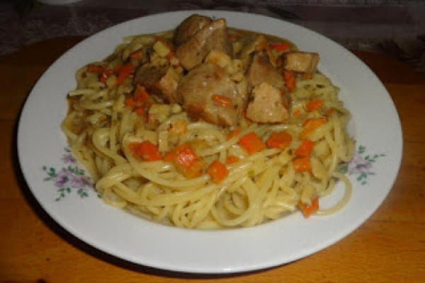 Gulasz wieprzowy z makaronem spaghetti.