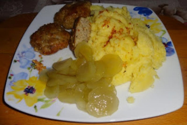 Kotlety mielone, ziemniaki i mizeria.
