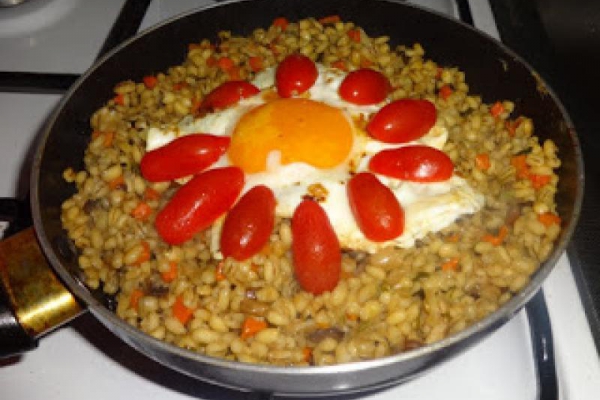 Smażone kaszotto z grzybami leśnymi, jajkiem i pomidorkami.