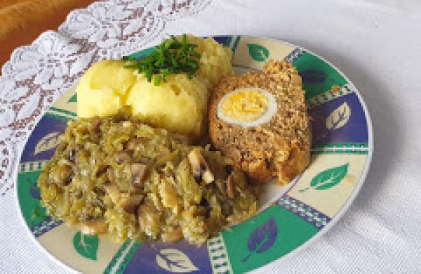 Klops z jajkiem, ziemniaki i kapusta zasmażana z pieczarkami.