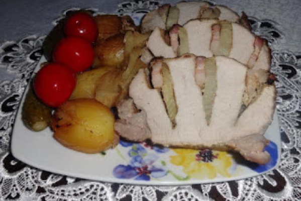 Schab pieczony z boczkiem, cebulą i ziemniakami.