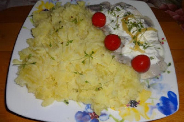 Marynowany śledź z jogurtem i ziemniakami.