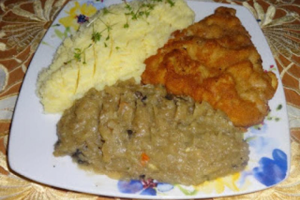 Kotlet schabowy a kapustą i ziemniakami.