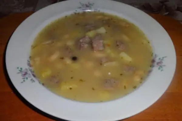 Zupa fasolowa z białą kiełbasą.