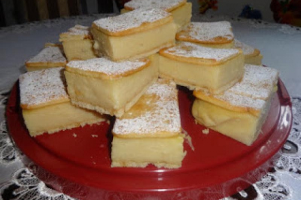 Napoleonki, kremówki z kremem budyniowym.