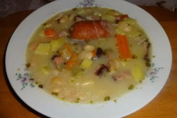Zupa fasolowa z kiełbasą śląską.