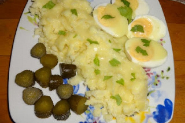 Jajka w sosie musztardowo chrzanowym.