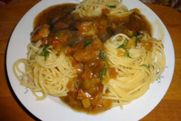 Gulasz wieprzowy z makaronem spaghetti.