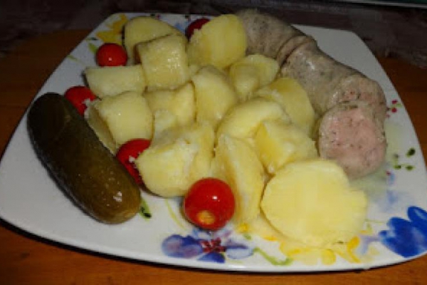 Biała kiełbasa w sosie chrzanowym.