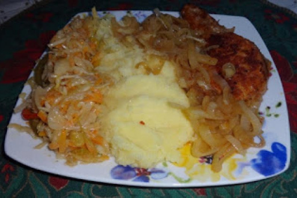 Schab z cebulą, ziemniakami i sałatką.