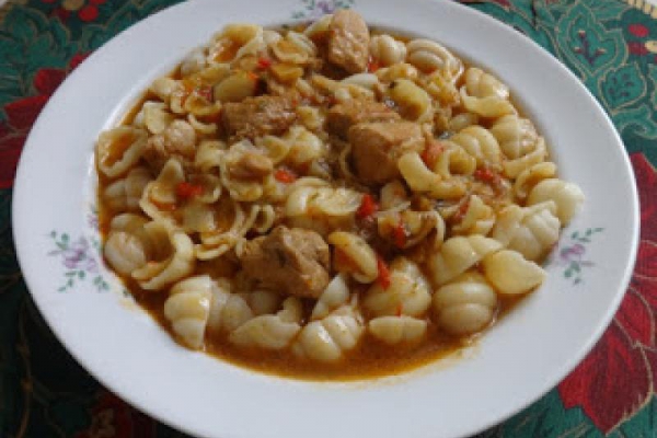 Zupa gulaszowa z muszelkami.