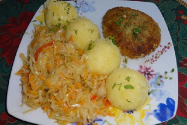 Kotlety mielone z morszczuka, ziemniaki z sałatką.