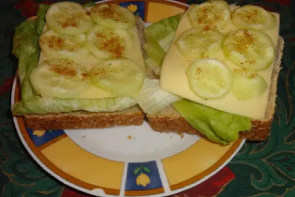 Kanapki z sałatą, żółtym serem i ogórkiem.