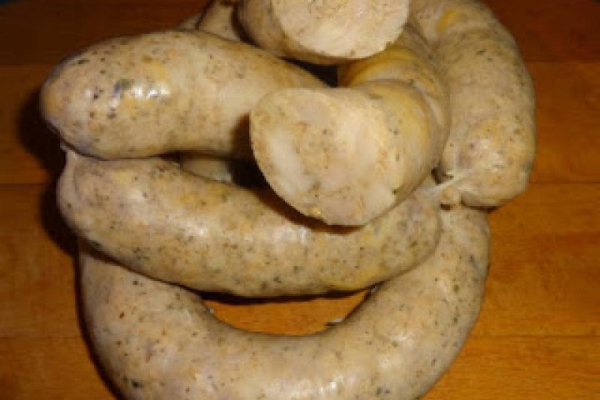 Biała kiełbasa z ćwiartek kurczaka.