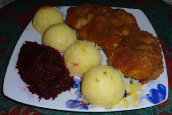 Kotlet schabowy, ziemniaki i buraczki.