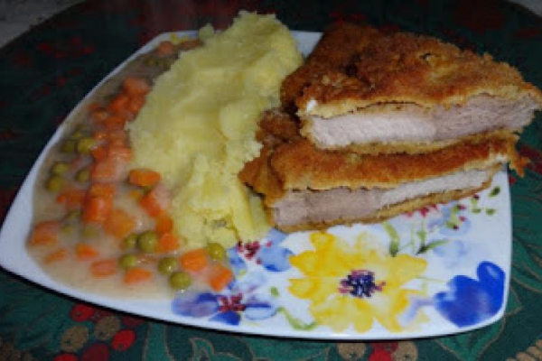 Kotlet schabowy, ziemniaki i groszek z marchewką.