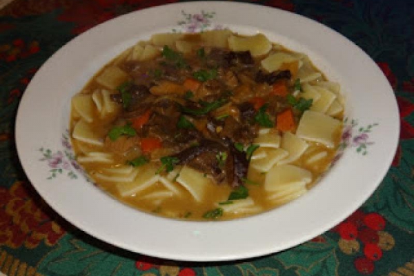 Zupa grzybowa z makaronem łazanki.