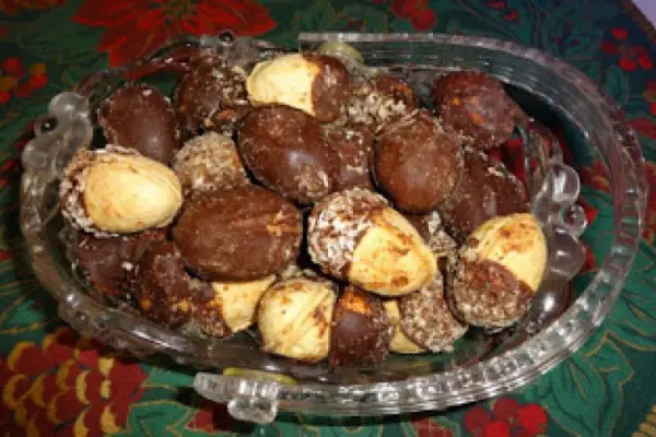 Orzeszki czekoladowe i żołędzie z nadzieniem kakaowo orzechowym.