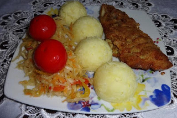 Filet z morszczuka, ziemniaki, sałatka.