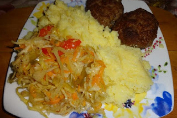 Kotlet mielony, ziemniaki z sałatką.