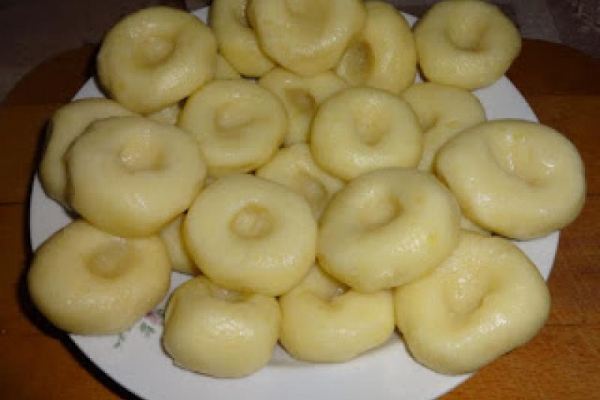 Kluski z dziurką.