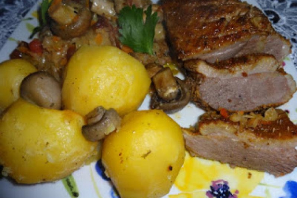 Filet z gęsi pieczony w kapuście.